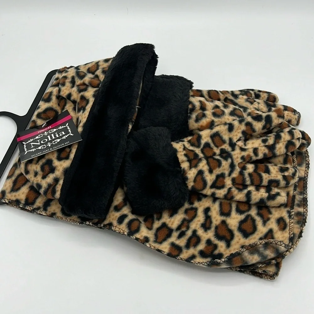 NOLLIA JUNIORS SIZE SCARF HAT AND GLOVE SET NEW WITH TAGS ANIMAL PRINT
